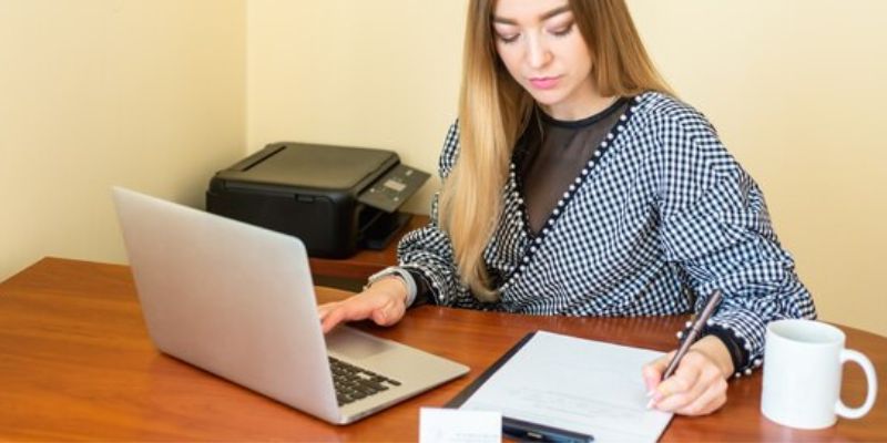 Imagem que representa candidata anexando seus documentos para participar do processo seletivo da Unimed Rio Preto.