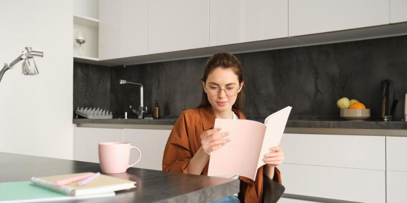 Imagem que representa uma mulher lendo cuidadosamente os requisitos da vaga escolhida